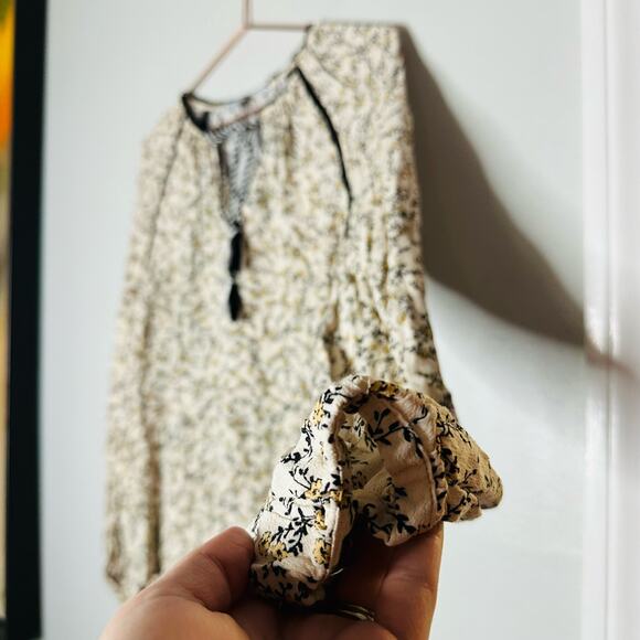 CUPCAKES AND CASHMERE Halston Cameo Rose Print V-Neck Blouse Size Large - Picture 13 of 13